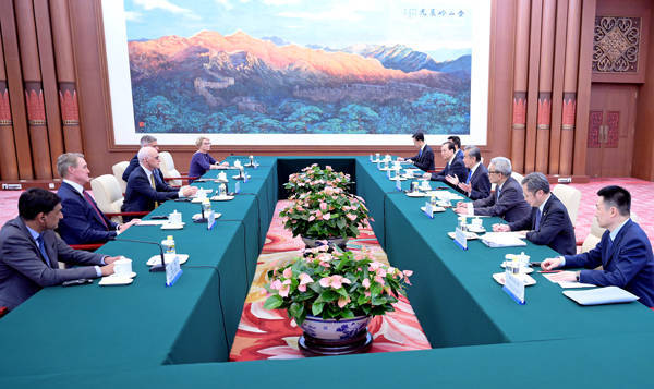 王毅会见美国国会众议员代表团