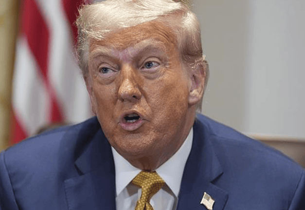 中方连抛3820亿美债,美国担忧的事来了,关键时刻巴菲特清空中企股票,信号不简单