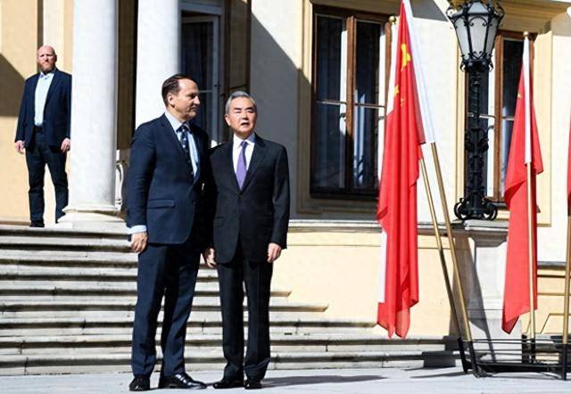 波兰硬刚11天服软，恢复中欧班列，但中方可不止留了一个后手