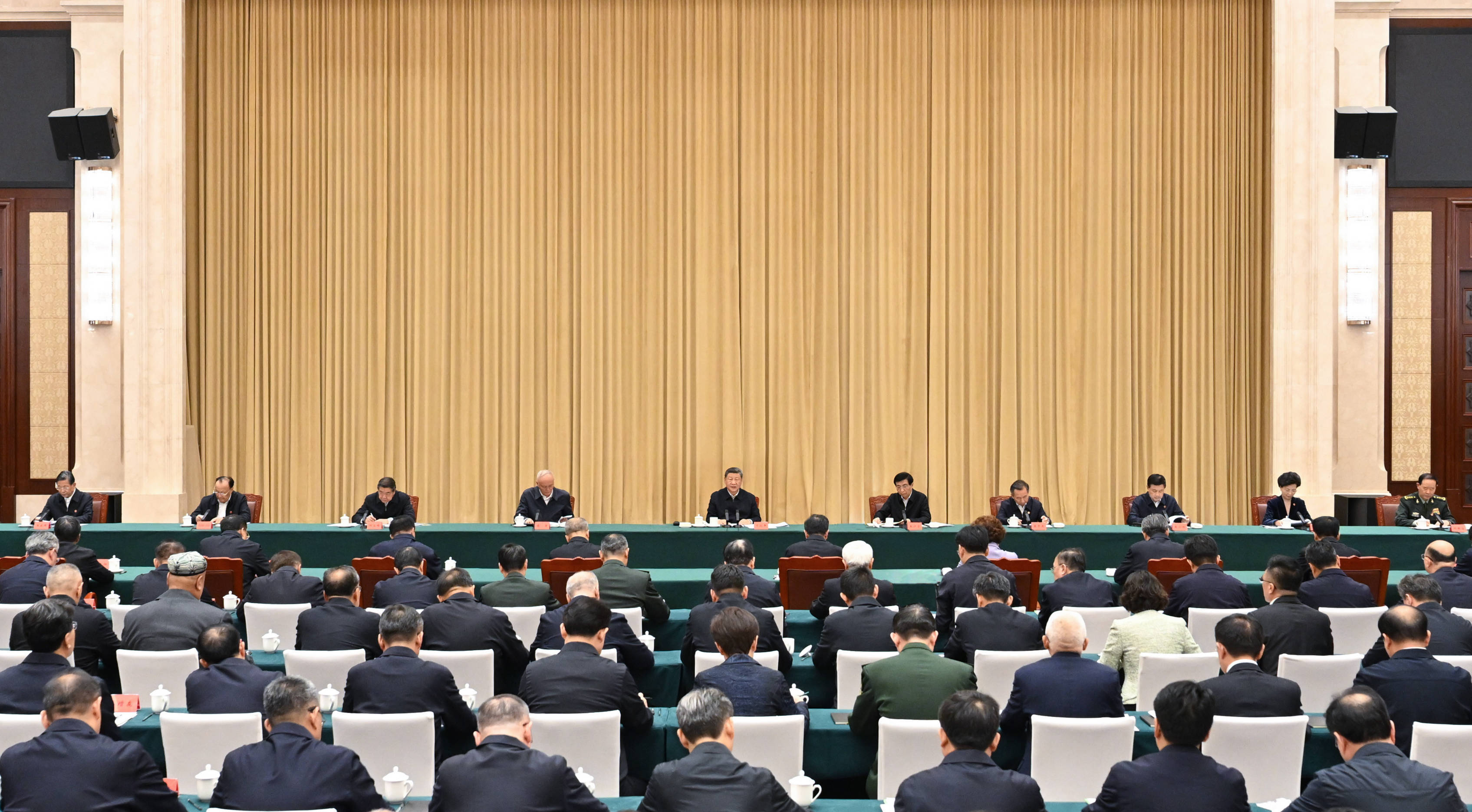 习近平听取新疆维吾尔自治区党委和政府工作汇报并发表重要讲话