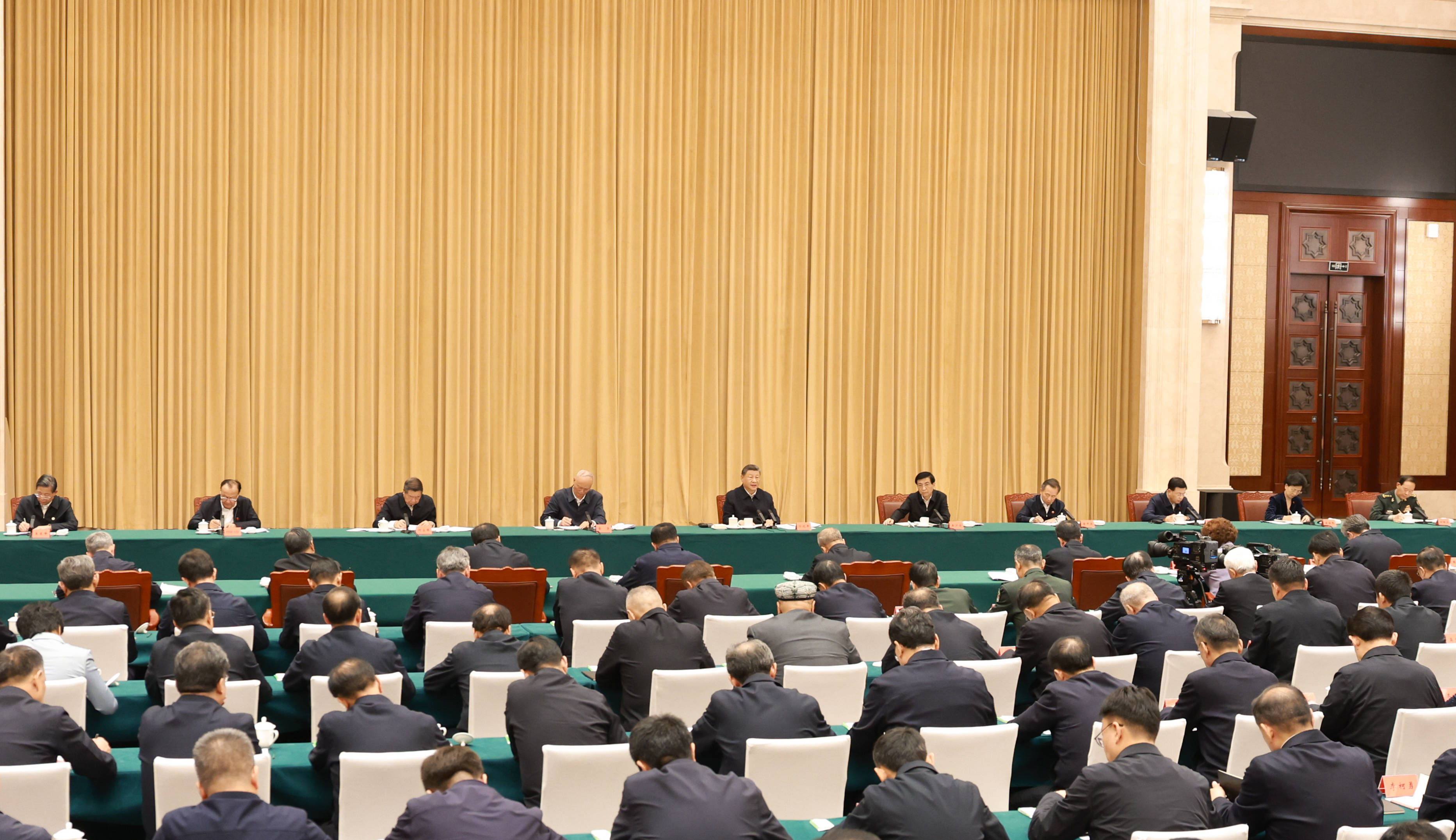 习近平听取新疆维吾尔自治区党委和政府工作汇报并发表重要讲话