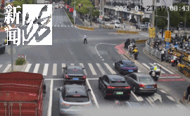 事发上海晚高峰！汹涌车流中，一男子绝望跳车，直奔民警而去……