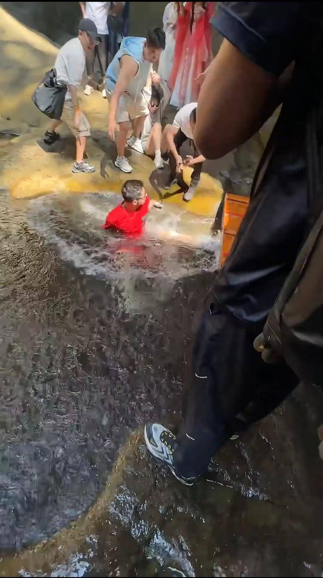张继科拍瀑布时突然落水，游客纷纷伸手想拉住他，景区：事发九龙洞，人没事