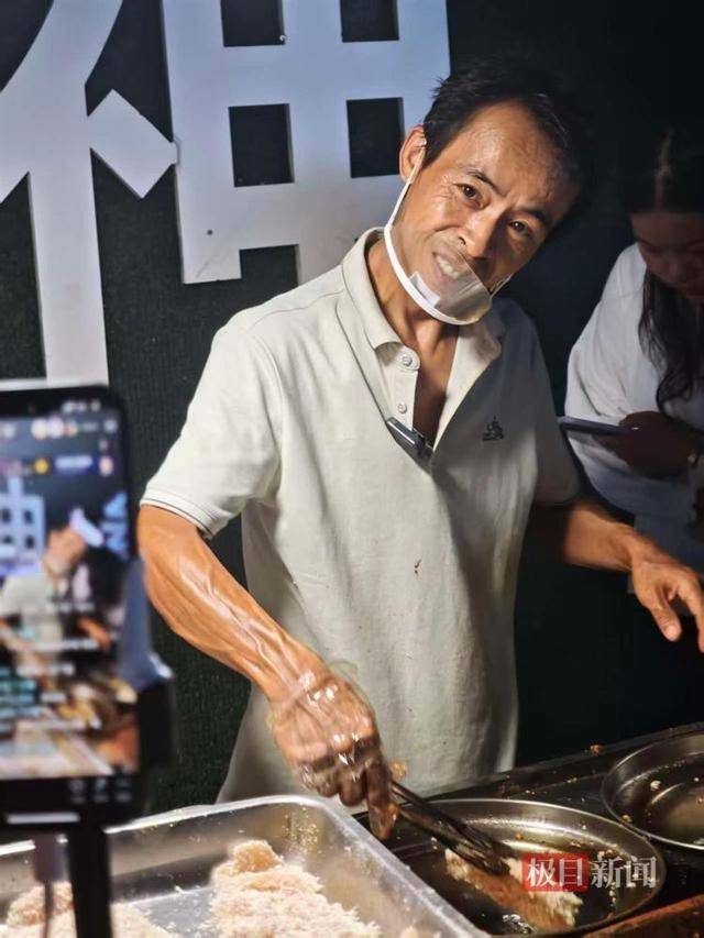 被流量砸中的“鸡排哥”：每天只休息四五个小时，二舅哥家的民宿已爆满