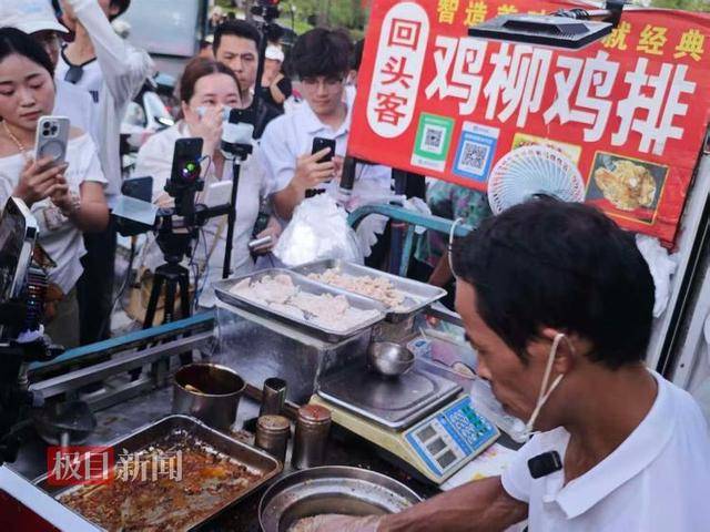 被流量砸中的“鸡排哥”：每天只休息四五个小时，二舅哥家的民宿已爆满