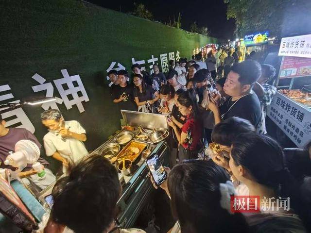 被流量砸中的“鸡排哥”：每天只休息四五个小时，二舅哥家的民宿已爆满