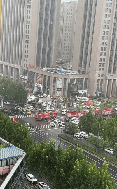 江苏一酒店三楼发生局部倾塌,有4户人家正举办宴席,官方通报:被困4名伤者已救出送医