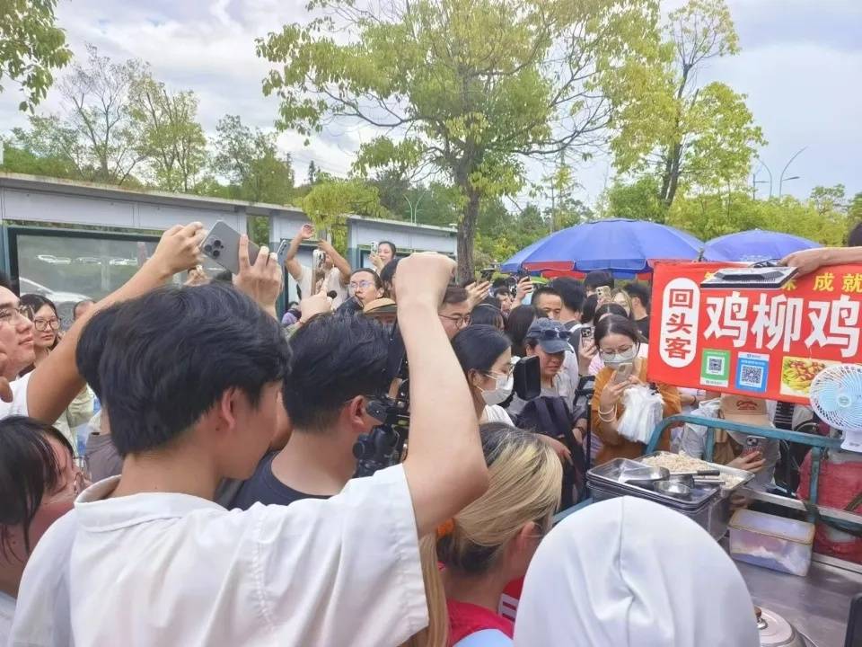 “鸡排哥”打假，称有摊主假冒其父亲：父亲和岳父已去世多年，希望不要冒犯他们