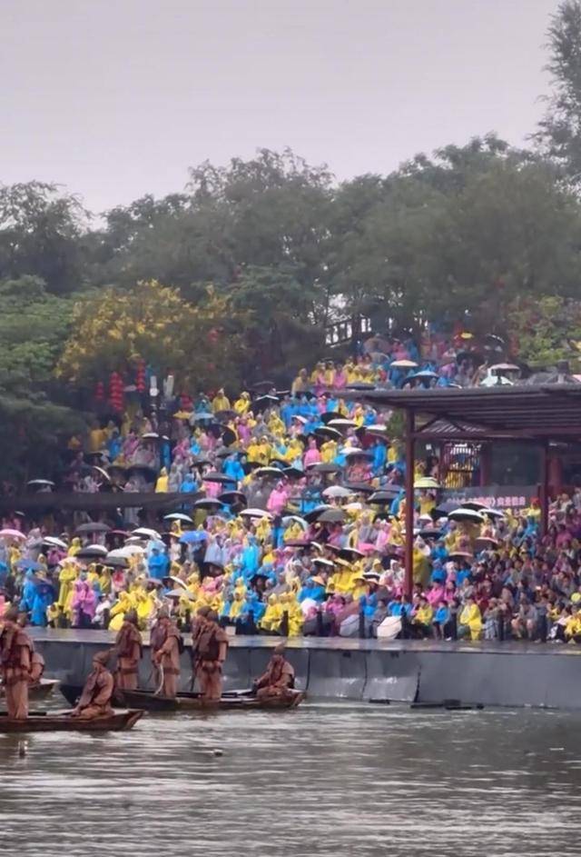 河南开封一景区50万件雨衣免费发放,游客:这就是格局!