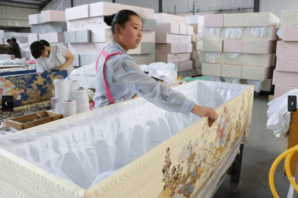 日本人快“死不起”了！送日本人“入土”的生意，正在被中国人承包