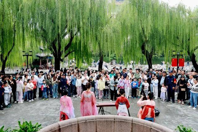 秋色满城 历下有约丨护城河畔美出圈！解锁历下限定秋日浪漫