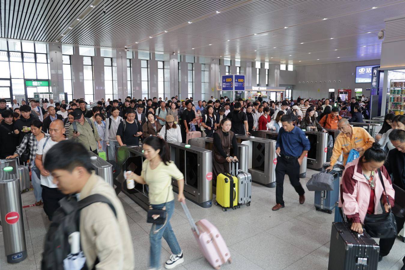 返程客流攀升,国铁集团郑州局计划加开高铁109列