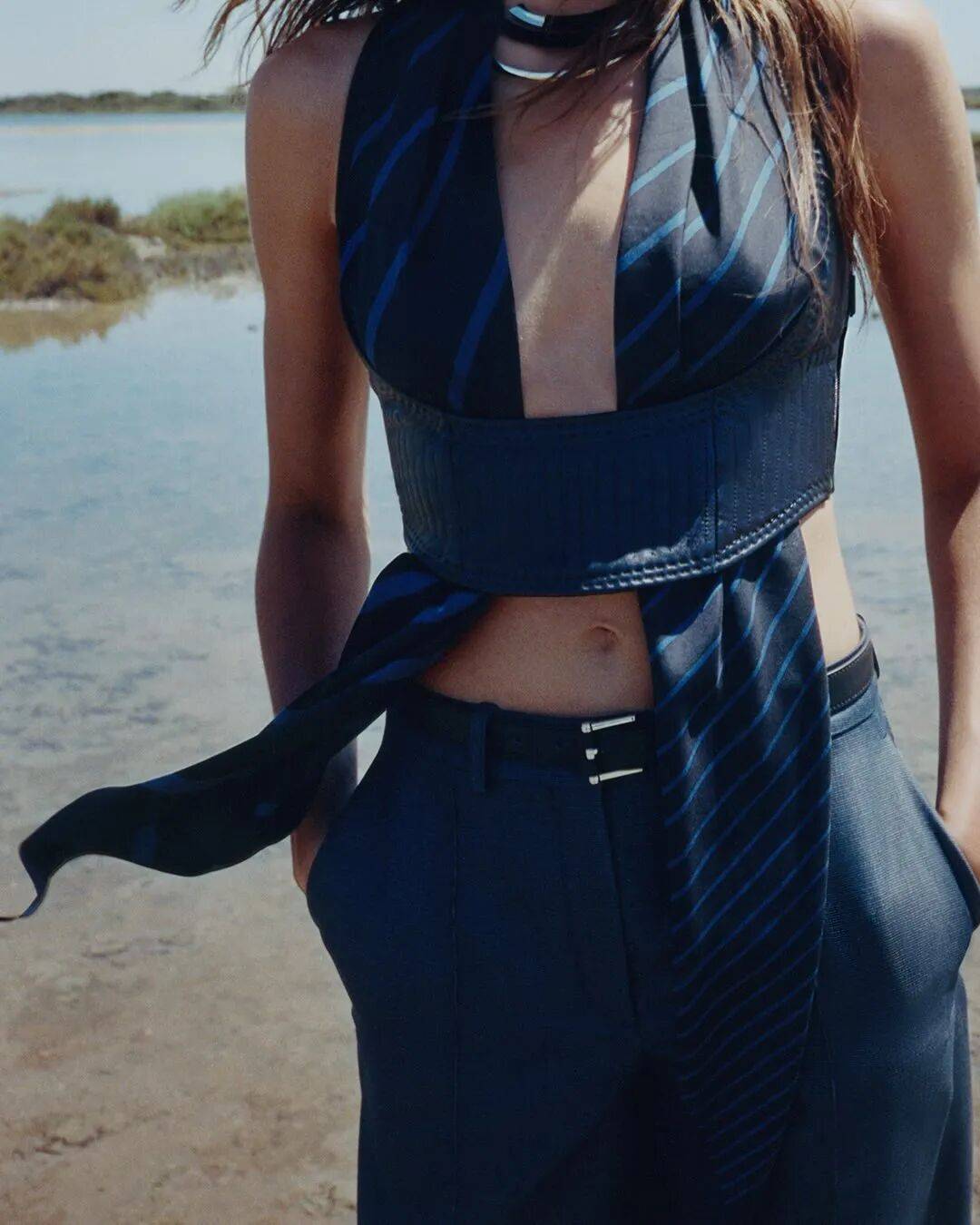 Hermès的女骑士，在沙滩上自由驰骋