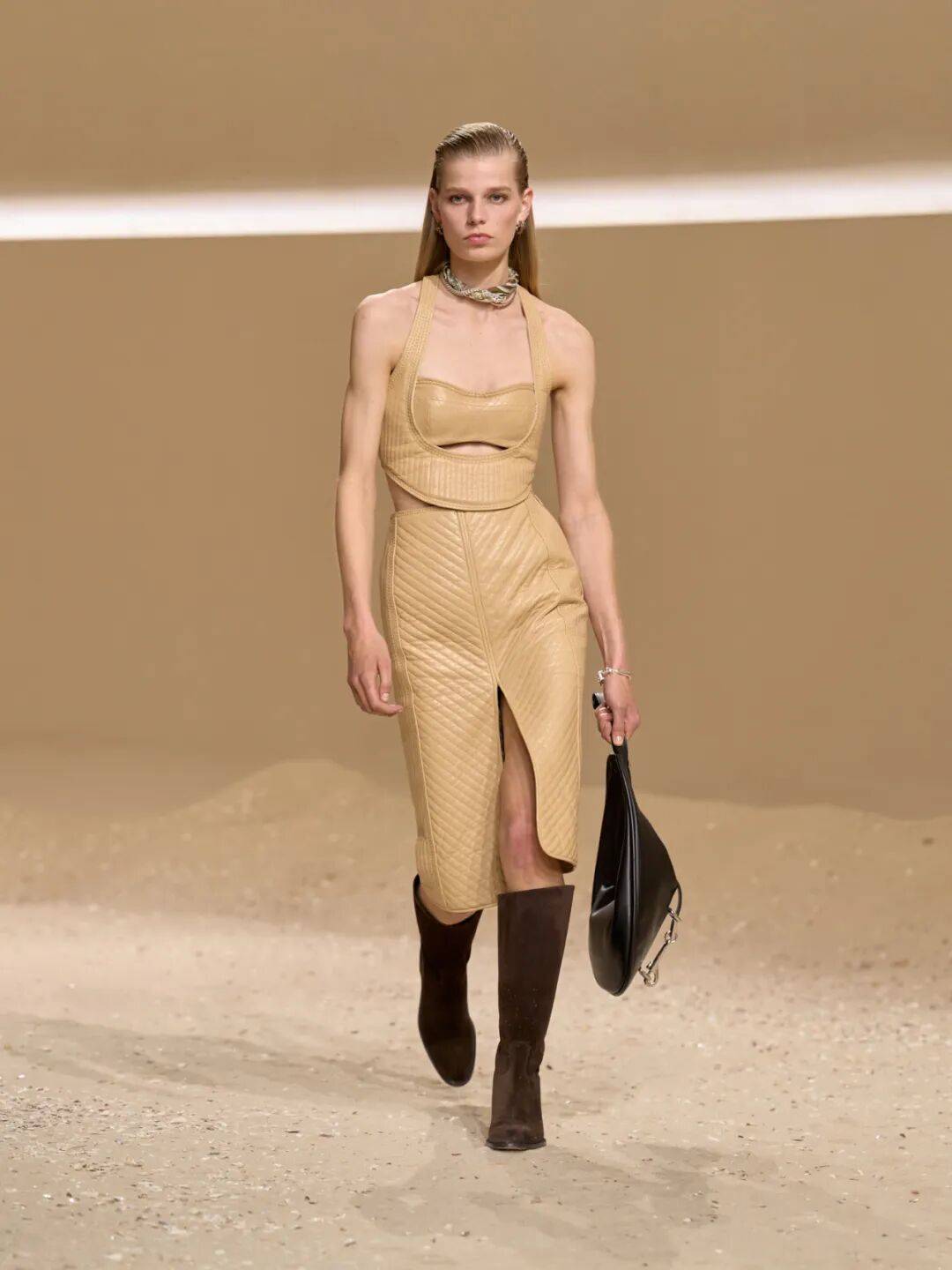 Hermès的女骑士，在沙滩上自由驰骋