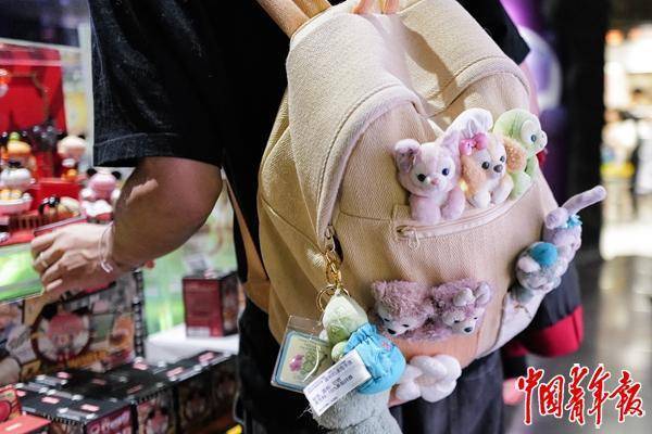 年轻人的背包仿佛挂满了整个世界