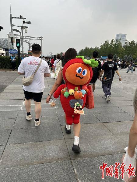 年轻人的背包仿佛挂满了整个世界