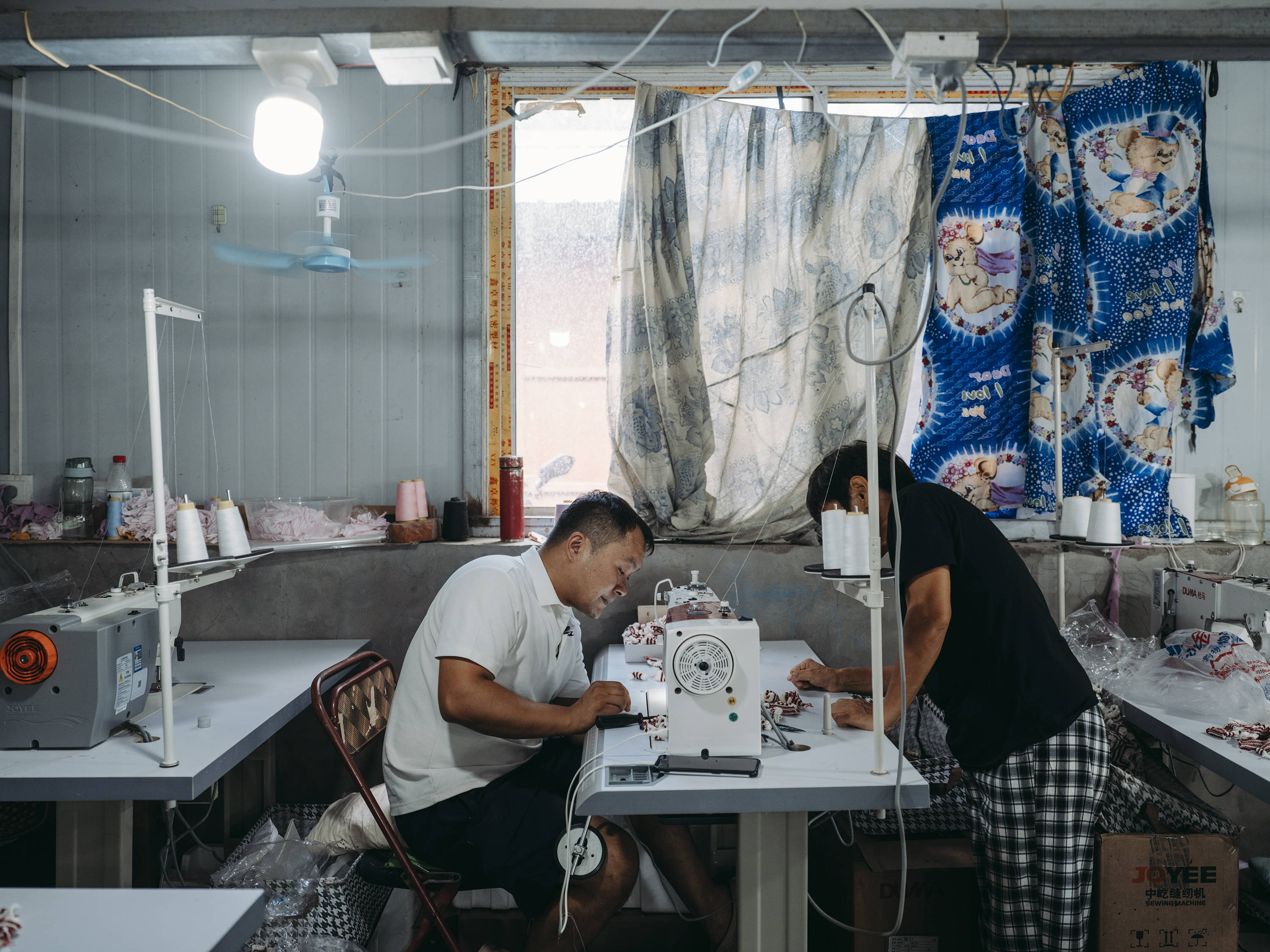 农村宝妈为潮牌玩偶做衣服 月还2千房贷