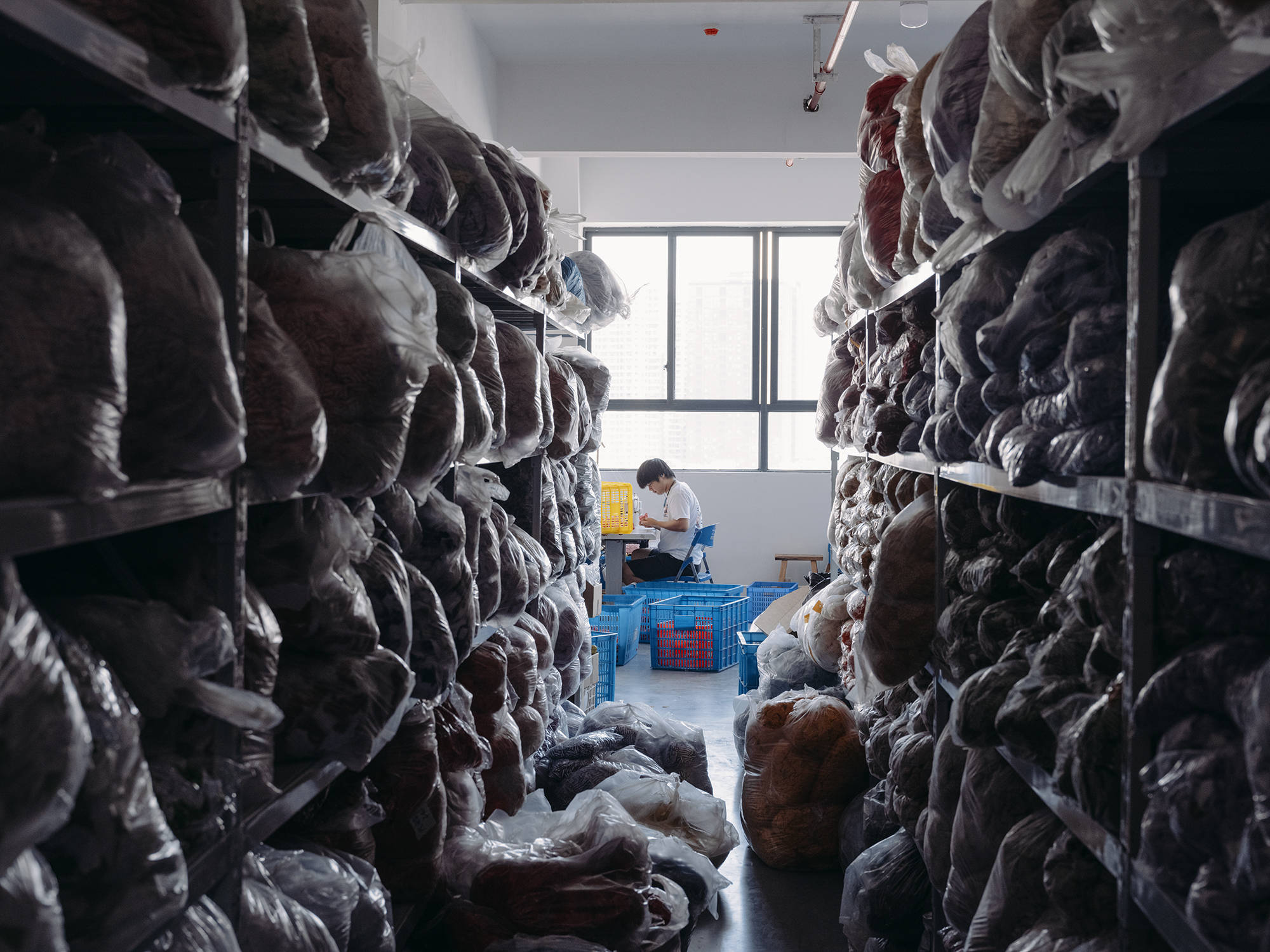 农村宝妈为潮牌玩偶做衣服 月还2千房贷