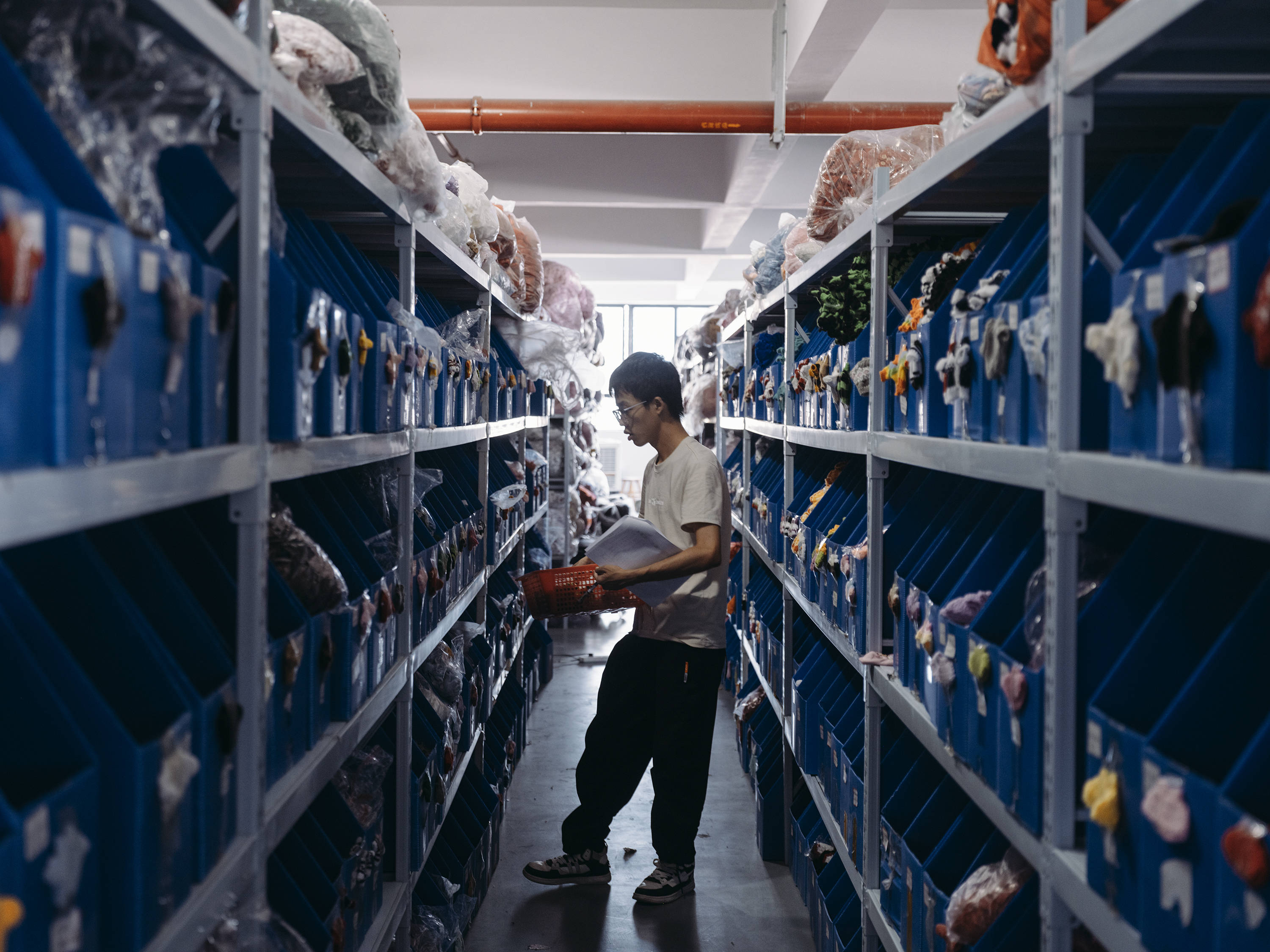 农村宝妈为潮牌玩偶做衣服 月还2千房贷