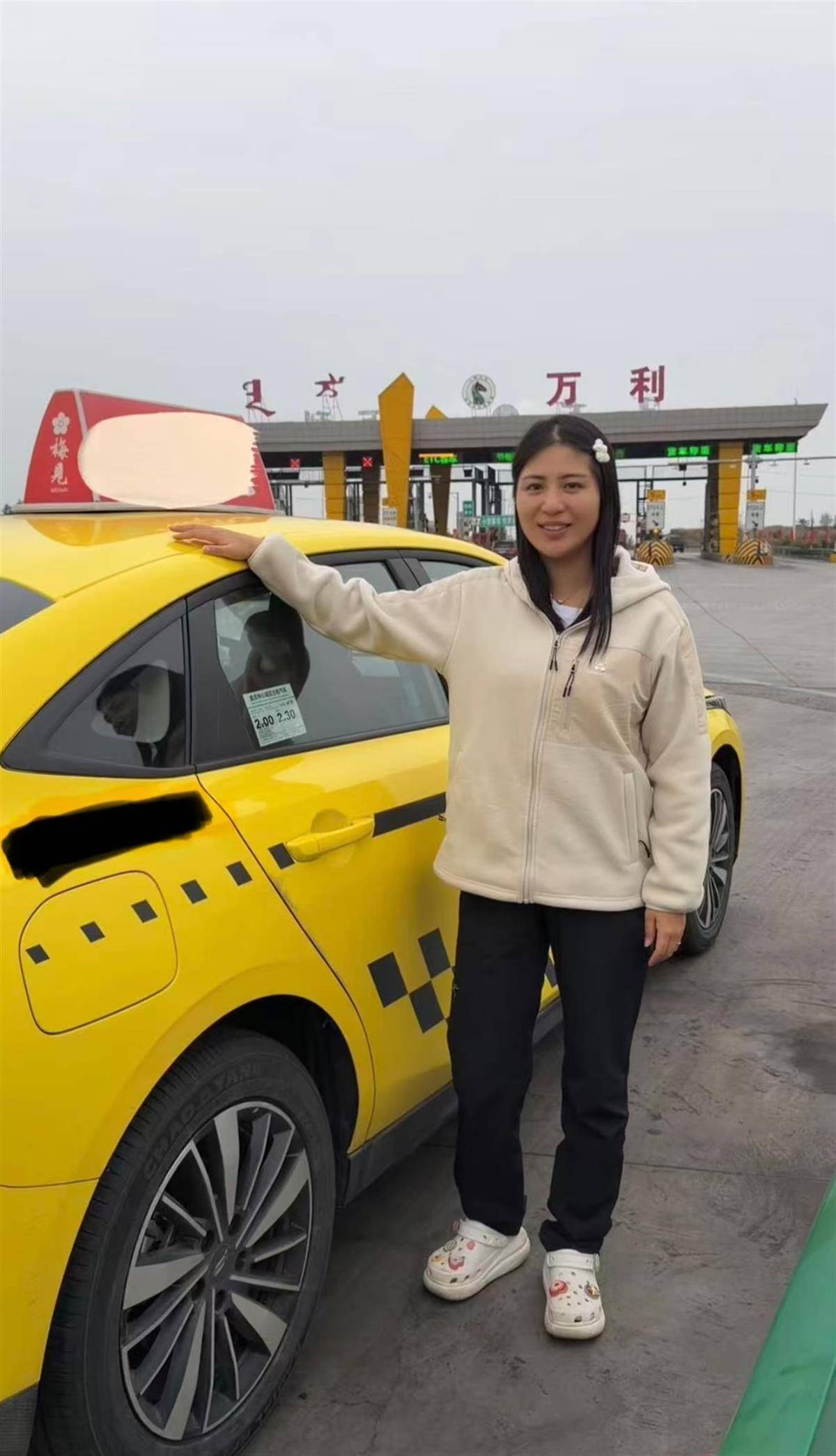 重庆女子乘“黄色法拉利”去内蒙古策马奔腾,当事人:拦了十多辆车才有司机接单,计价器爆表了