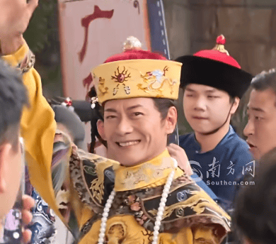 知名男演员在景区打工！网友：真和当年一样