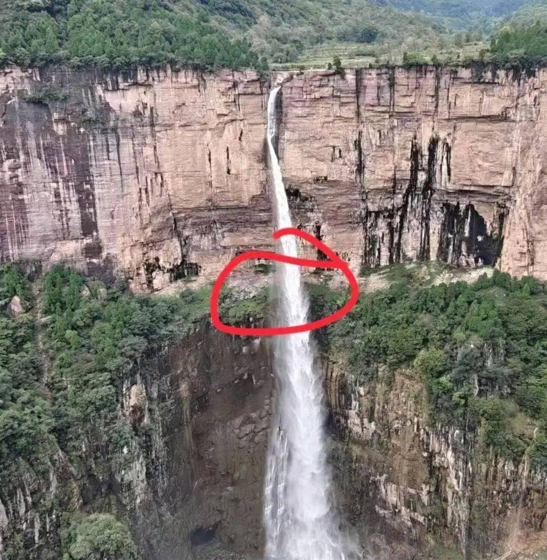 一大学生拍照时坠崖!不幸身亡!救援人员披露细节……