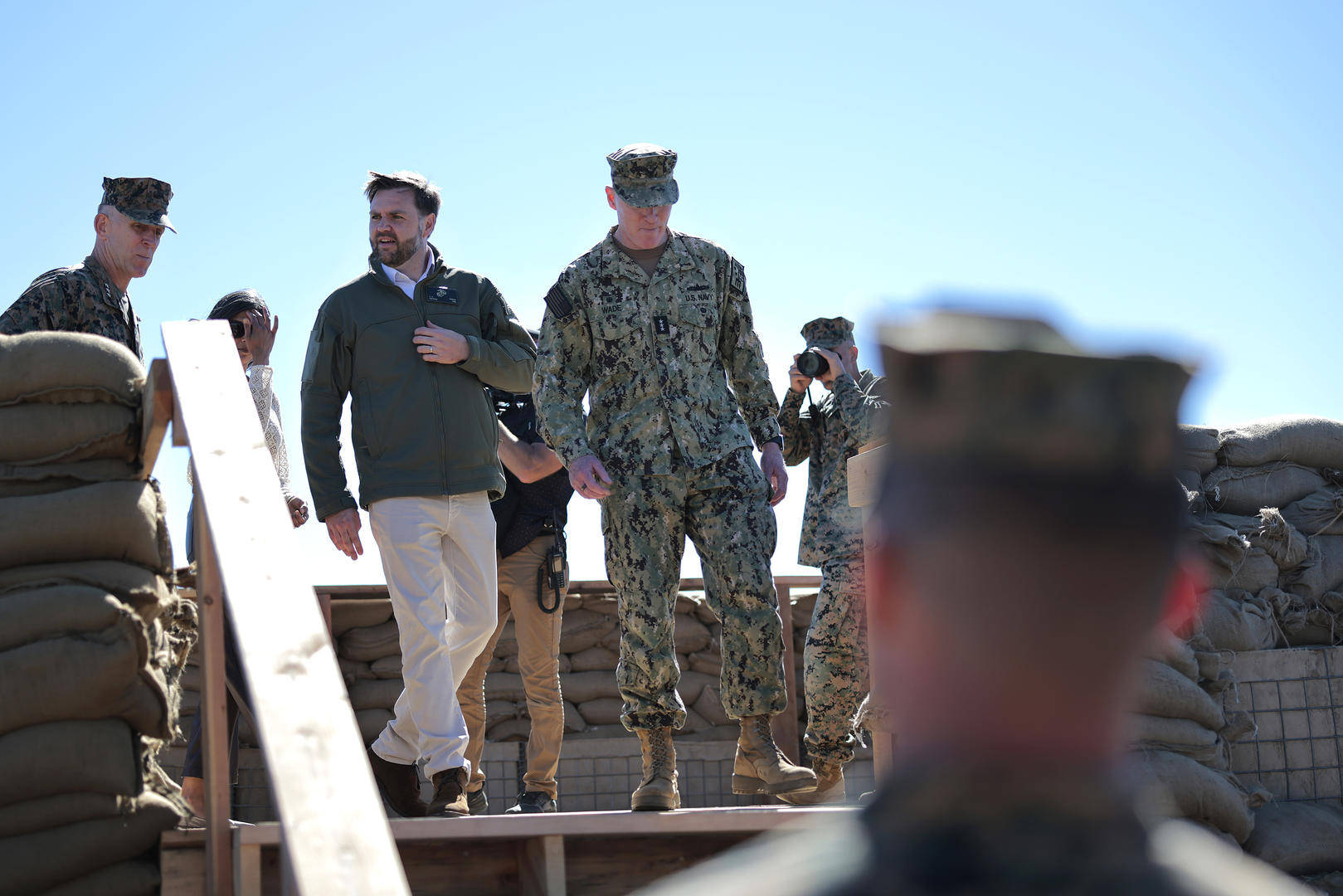 美军在高速公路上空实弹军演,万斯安保车遭炮弹碎片击中 加州州长:鲁莽之举,拿民众冒险