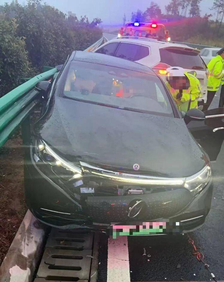 女高管花67万买的奔驰今年投保52万,被严重追尾后几乎报废,对方全责其保司却只赔24万:按二手车市场价评估