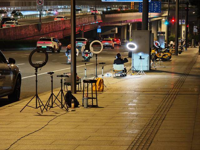 100米有近20个直播间,深夜的成都街头为何“长满”主播?