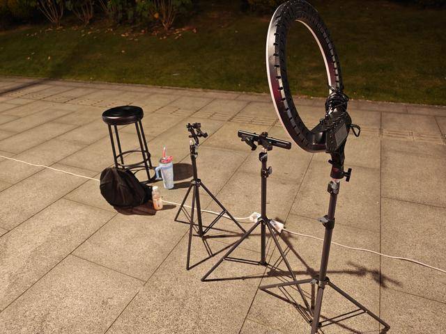 100米有近20个直播间,深夜的成都街头为何“长满”主播?