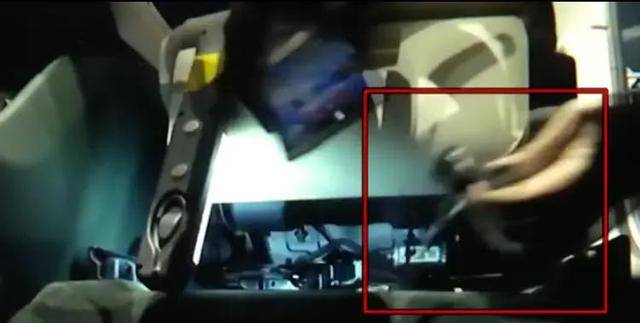 男子花30多万买了辆小米YU7 Pro,主驾下方出现不知名零件!