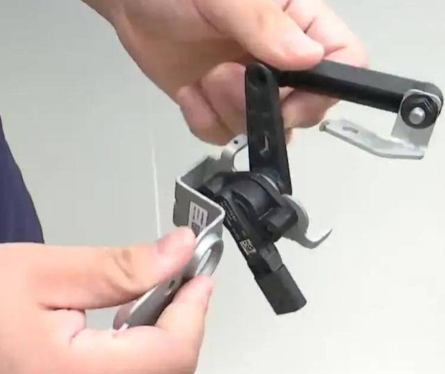 男子花30多万买了辆小米YU7 Pro,主驾下方出现不知名零件!