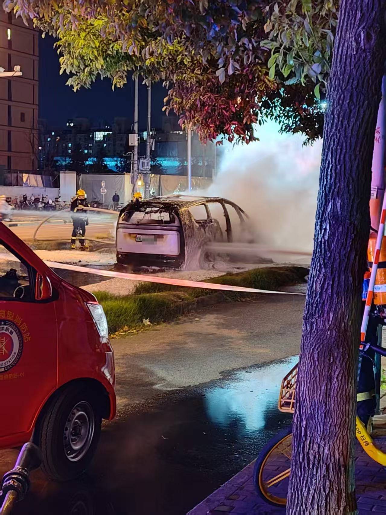 上海一理想MEGA行驶时起火烧成空架,理想回应:车内人员全部安全离车,会配合调查