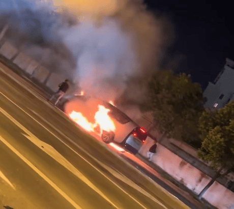 上海一理想MEGA行驶时起火烧成空架,理想回应:车内人员全部安全离车,会配合调查