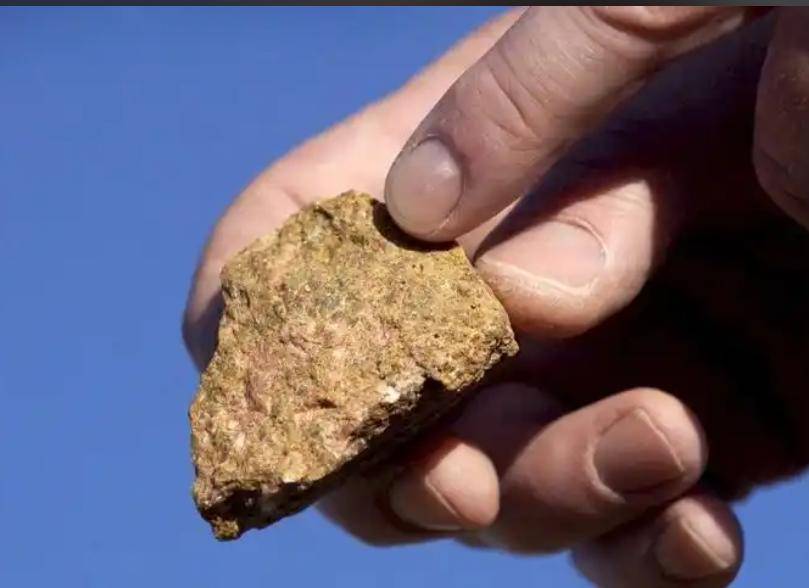 登上空军一号后,特朗普开门见山,称中美应该“各让一步”,否则加征100%关税!