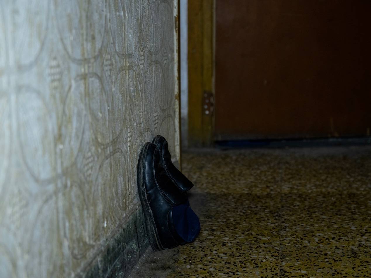 他们挤在8元一晚的旅店 几百人抢一个活