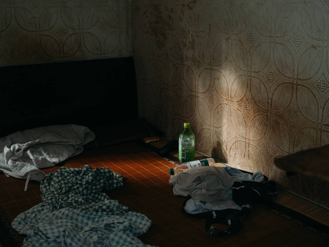 他们挤在8元一晚的旅店 几百人抢一个活