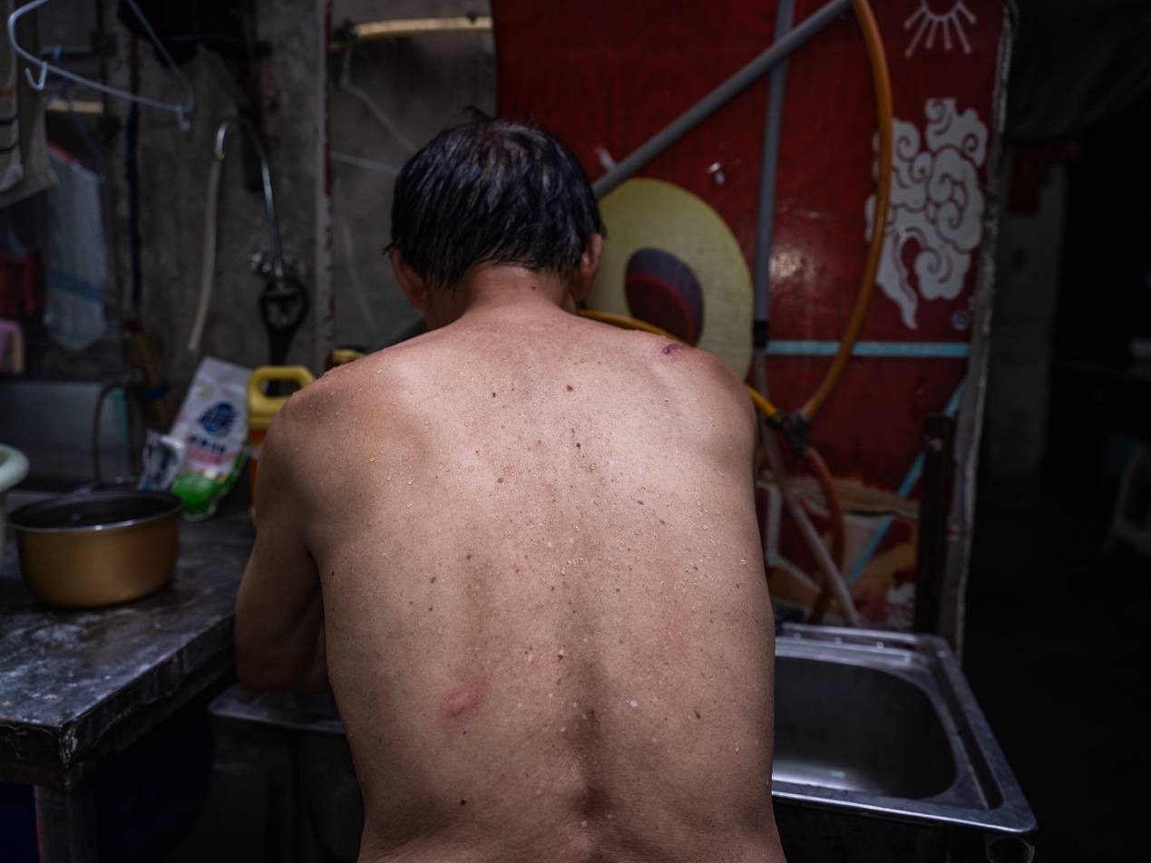 他们挤在8元一晚的旅店 几百人抢一个活