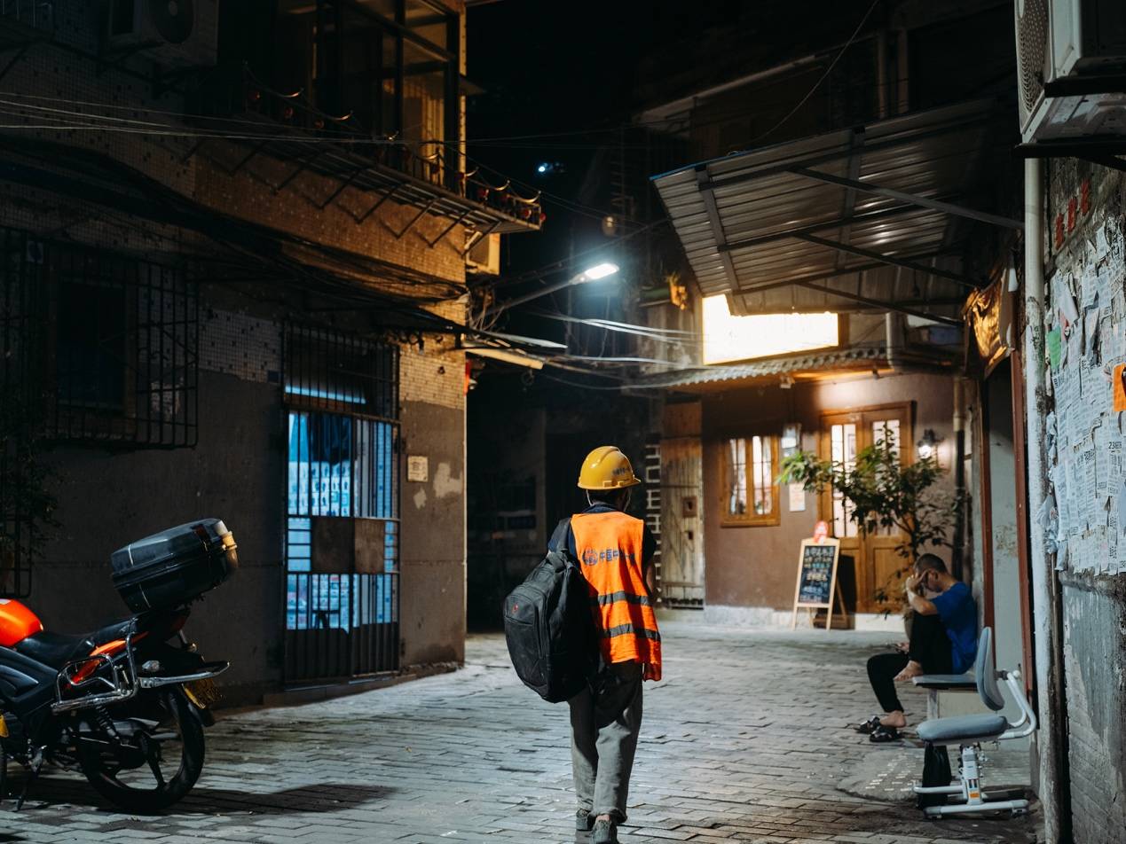 他们挤在8元一晚的旅店 几百人抢一个活