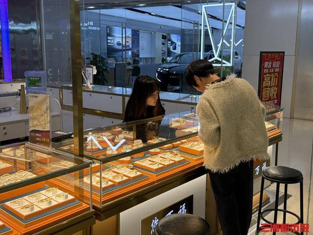 大盘金价跌破900元/克,长沙市场“销售热”与“回收潮”并行