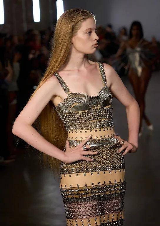 马斯克21岁女儿：改名字、换性别、与父亲决裂后，靠当模特力争经济独立