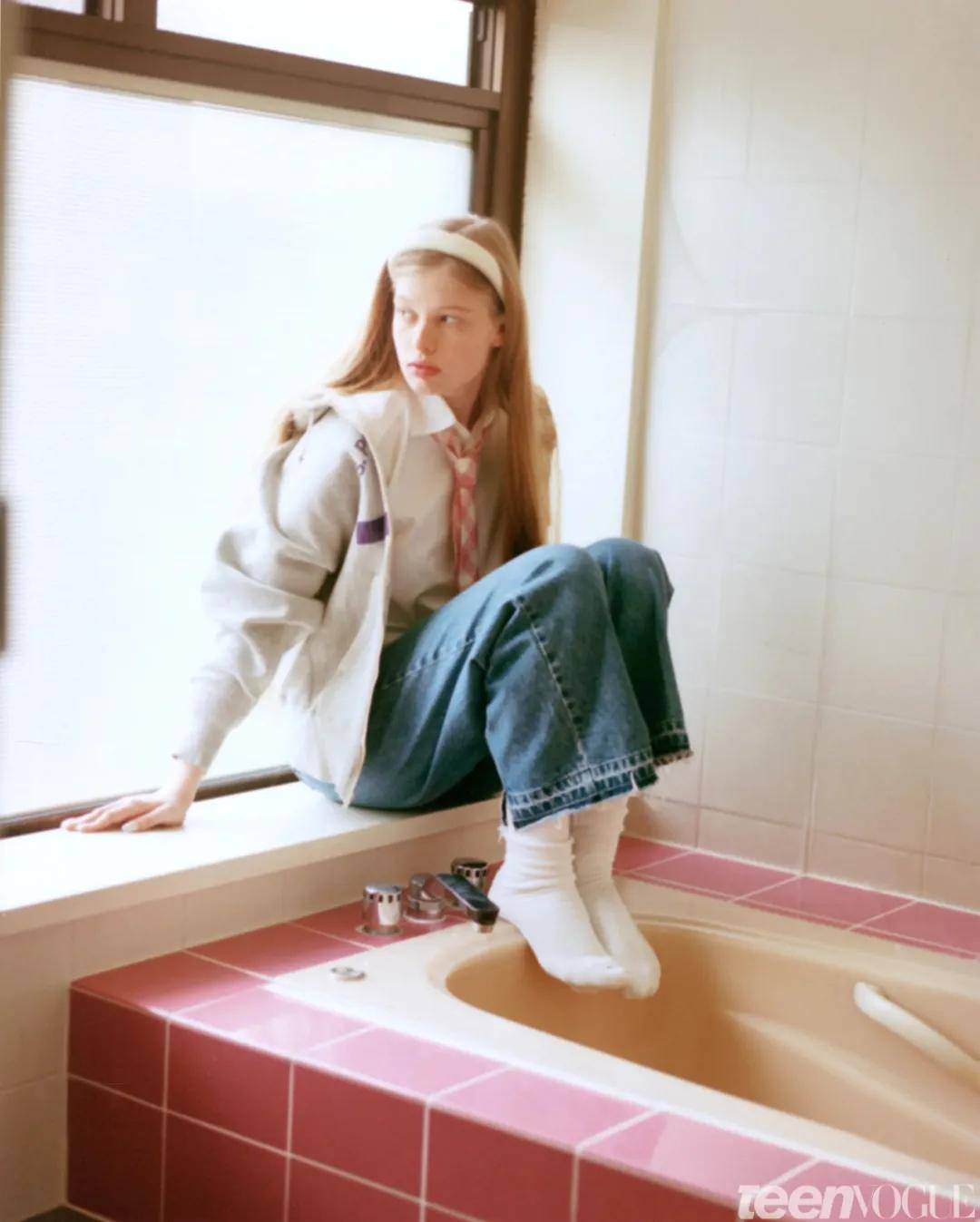 马斯克21岁女儿：改名字、换性别、与父亲决裂后，靠当模特力争经济独立