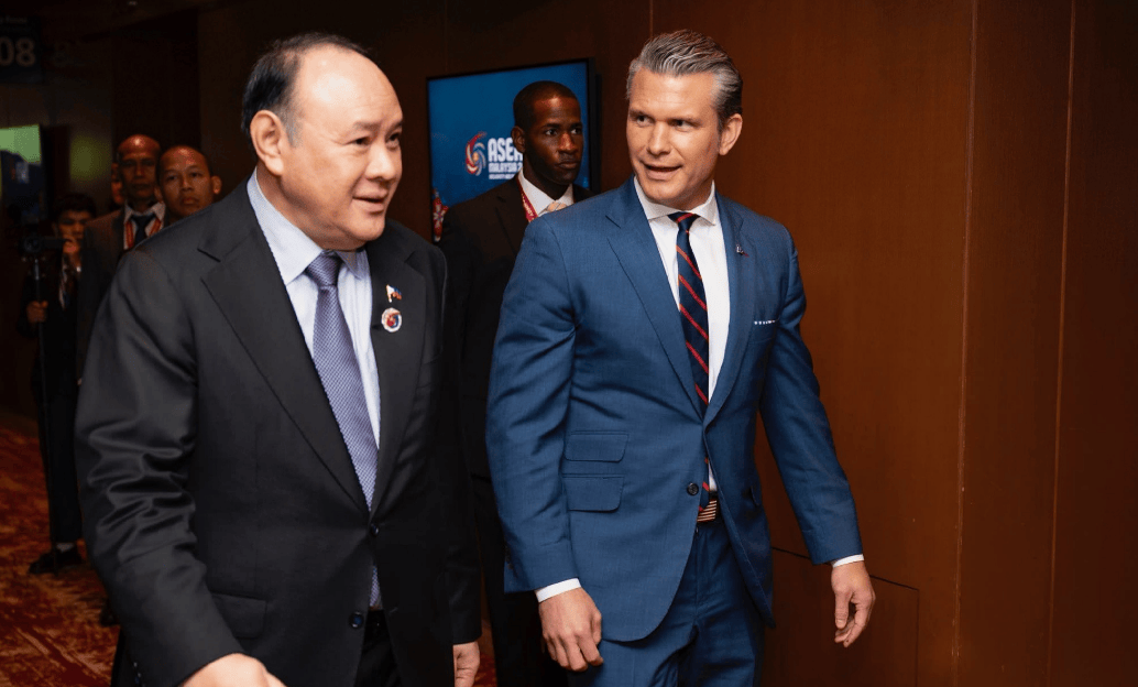 南海爆发激烈对峙，美航母给菲律宾撑腰，055大胆穿插美编队立下大功