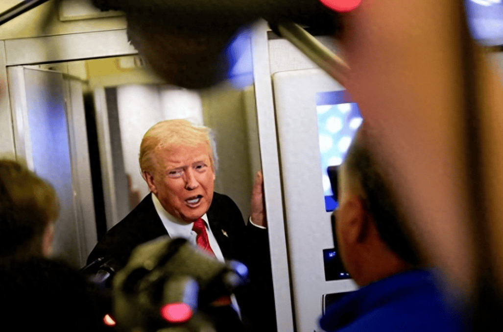 特朗普对华让步的原因找到了?支持率暴跌4%,回国还遭遇两连暴击