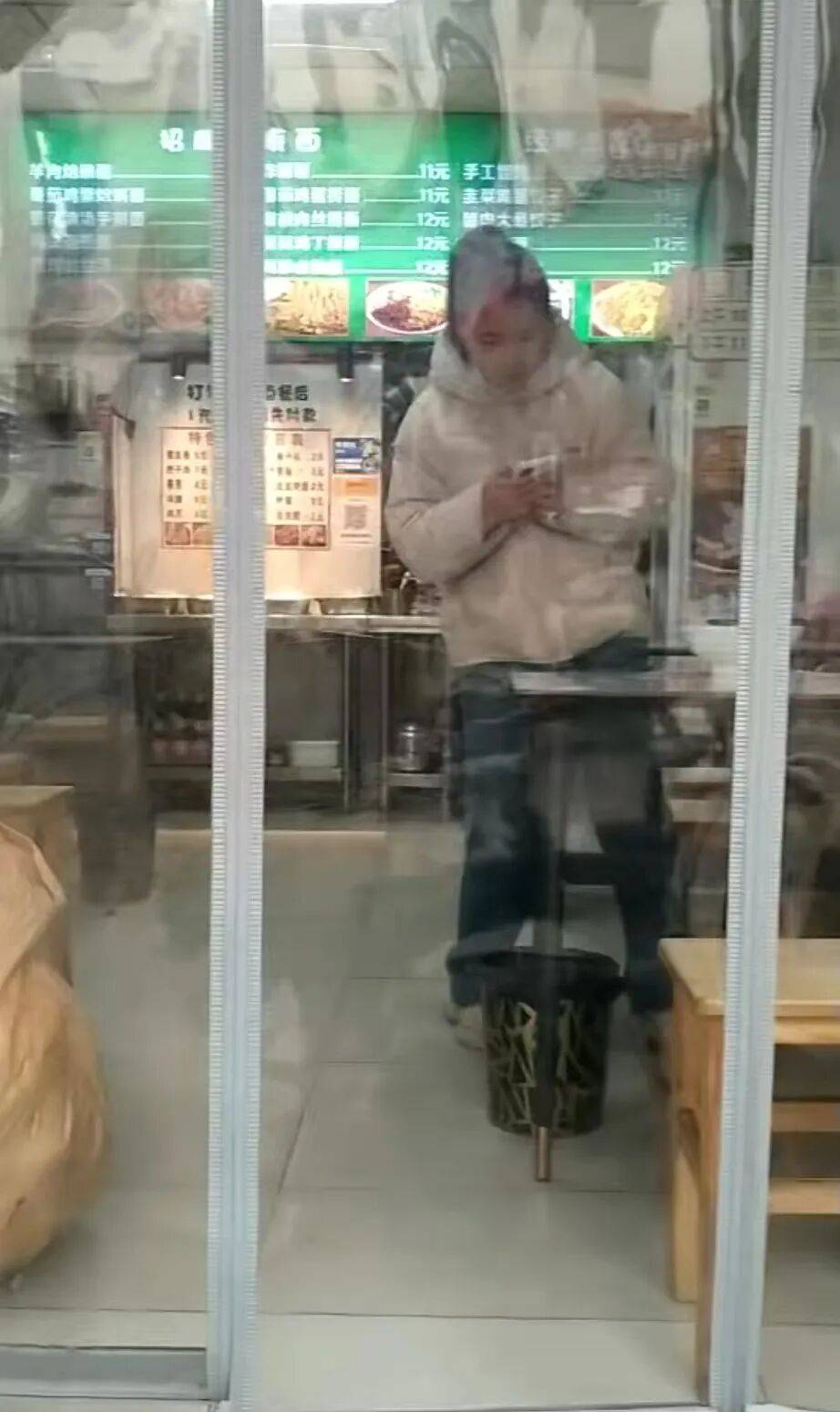 郑州深秋最暖一幕!郑州一小学老师在面馆门前偶遇流浪老汉,主动付两碗面钱请他吃了碗热汤面