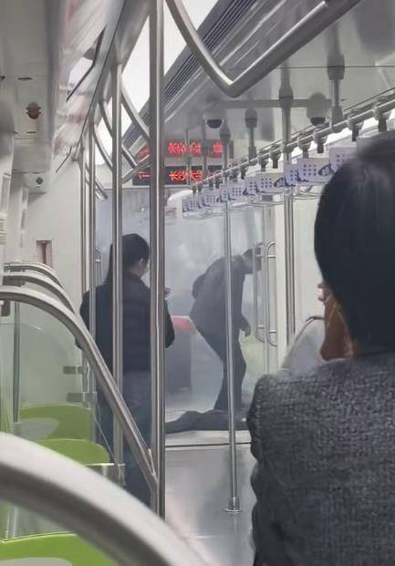 长沙地铁内女生衣服自燃后地铁门未打开？官方称系充电宝自燃
