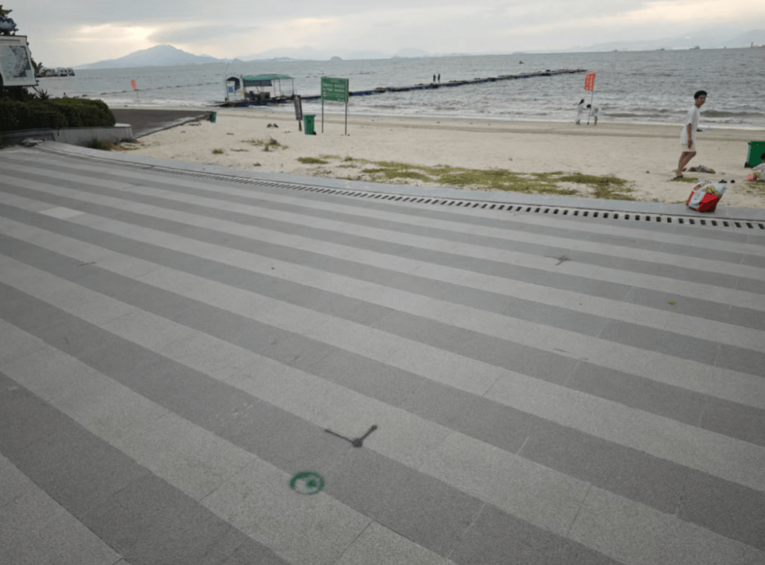 单价1.6万元买的海景房，如今二手房仅6000多元！开发商改造道路遭业主强烈反对：散步时景观视野将受明显影响